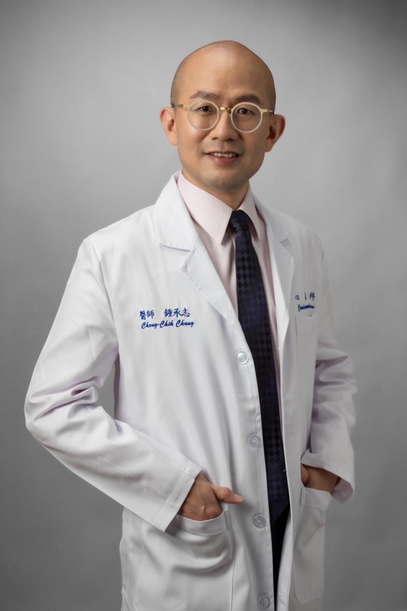 鍾承志醫師指出，若出力時，胸口悶又冒冷汗就要小心是心絞痛引起。