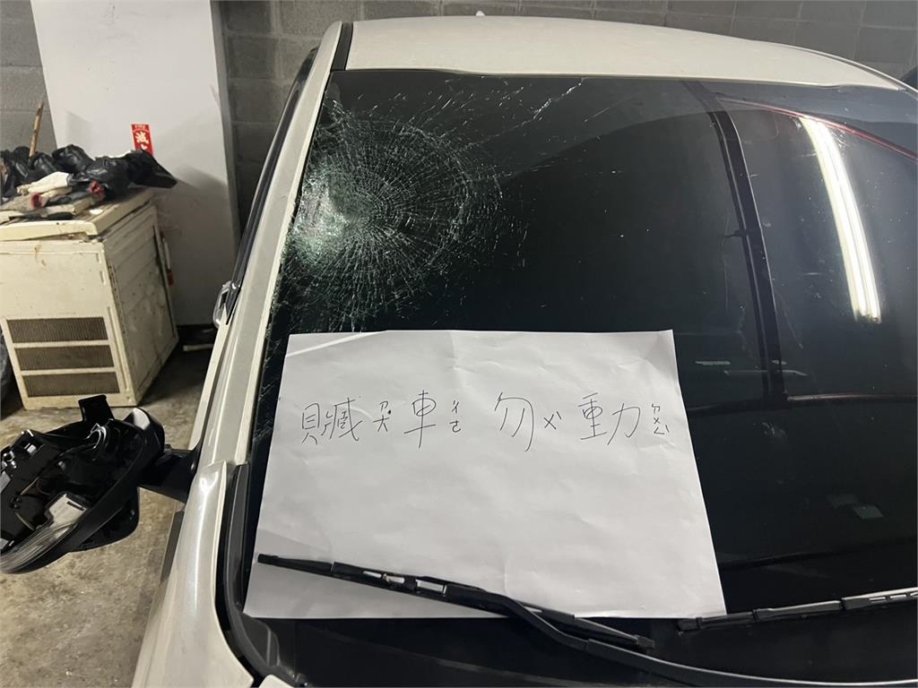 快新聞／還辯撞到石頭？邱軍肇事車輛曝　後照鏡斷裂、擋風玻璃碎成蜘蛛網