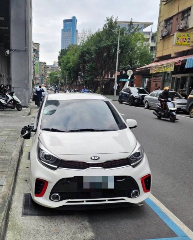 快新聞／還辯撞到石頭？邱軍肇事車輛曝　後照鏡斷裂、擋風玻璃碎成蜘蛛網