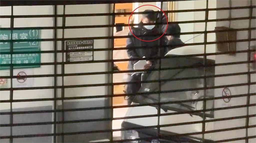 快新聞/疑酒駕撞死人肇逃恐被解約 邱軍遭羈押禁見上銬搭囚車畫面曝