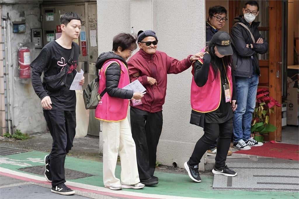 曾兩度中風依舊樂觀!李炳輝接到尾牙曝光蕭敬騰、康康私下暖心內幕