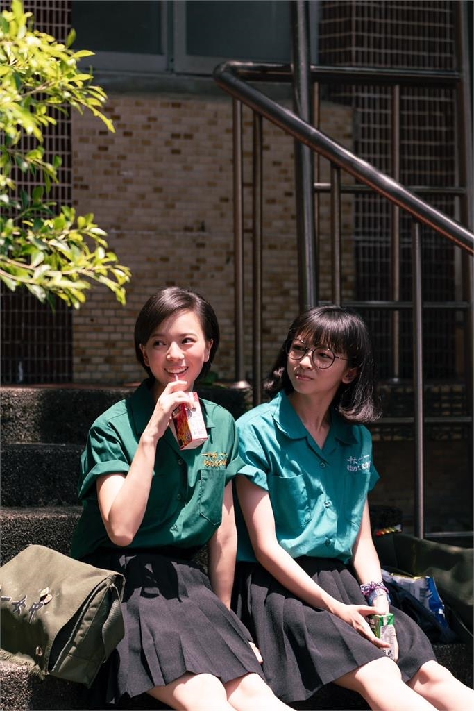 綠色制服夯！BLACKPINK Rosé、賈永婕跟風　網讚：最美校花