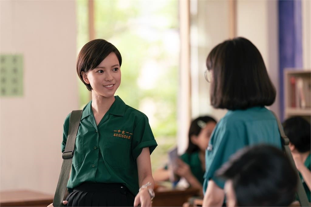 綠色制服夯！BLACKPINK Rosé、賈永婕跟風　網讚：最美校花