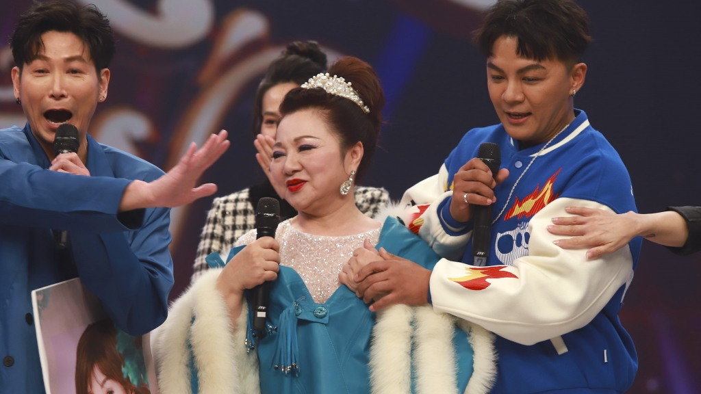 《超級冰冰Show》男星好身材藏不住！白冰冰不想輸「當場脫衣」嚇壞全場