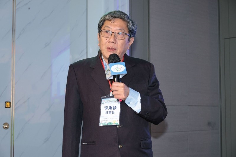 台灣疫苗推動協會理事長李秉穎醫師破解長者疫苗接種常見迷思，強調高齡者副作用比例更低、呼籲長者安心接種。