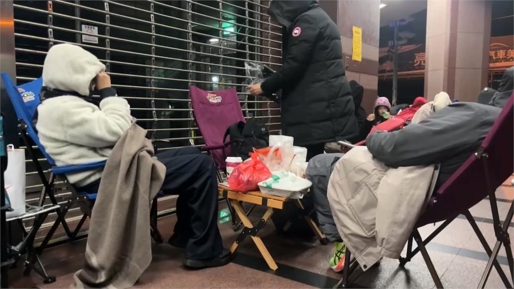 家長冒低溫徹夜排隊 只為幫孩子劃補習班好座位