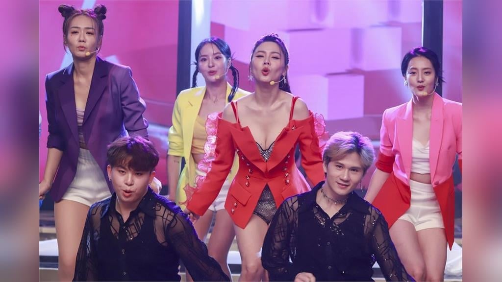 《民視第一發發發》白家綺彎腰呼呼！感謝觀眾給機會在家都沒這麼養眼