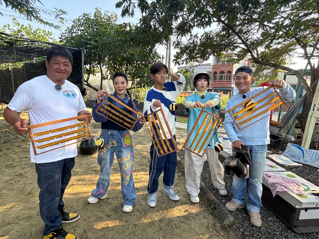 《綜藝新時代》台灣最年輕蜂人秀!蜜蜂爬滿手讓阿翔皮皮挫發出怪叫聲