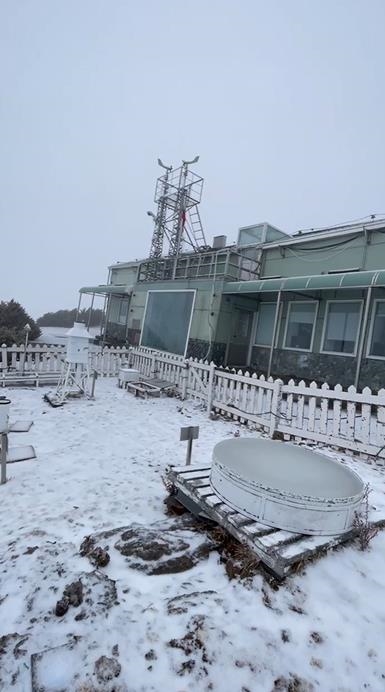 快新聞／玉山下雪了！　絕美銀白世界畫面曝