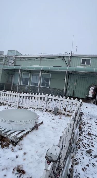 快新聞／玉山下雪了！　絕美銀白世界畫面曝