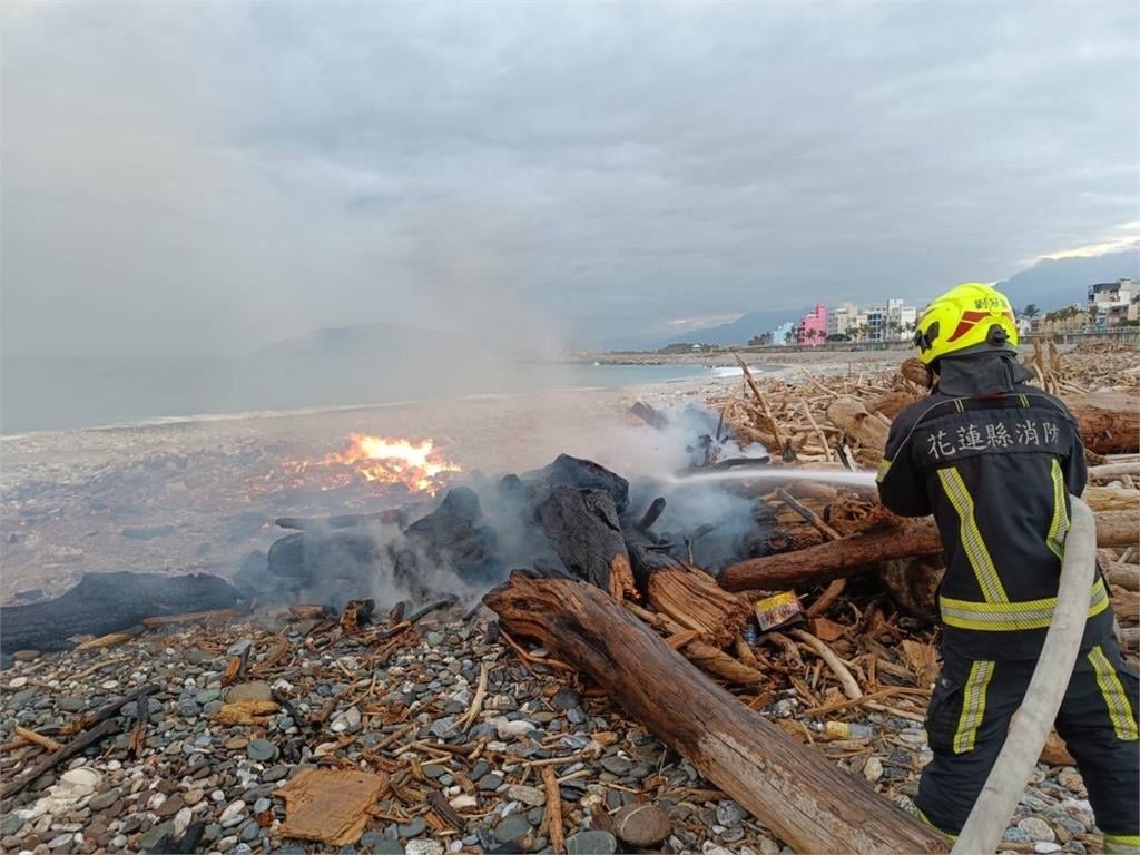 颱風釀大量漂流木堆積　花蓮沿岸疑民眾烤肉再傳火災