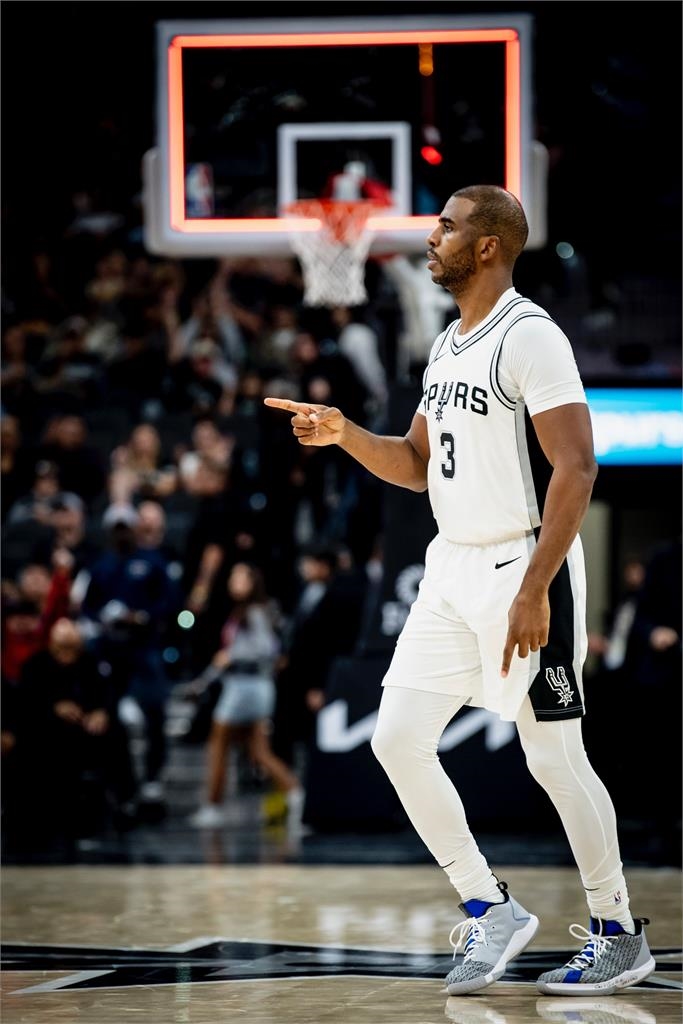 NBA(影)／183公分拉221公分來爭球　馬刺「老船長」CP3急中生智網讚爆