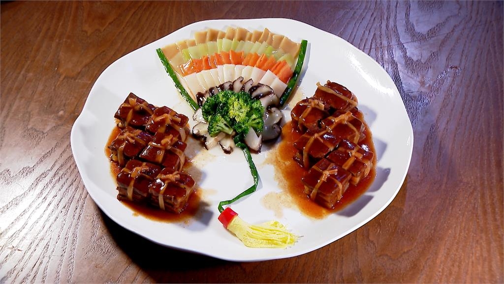 切開別有洞天！葫蘆鴨外皮嫩餡飽滿　綿密圓糯米吸收八寶料鹹鮮