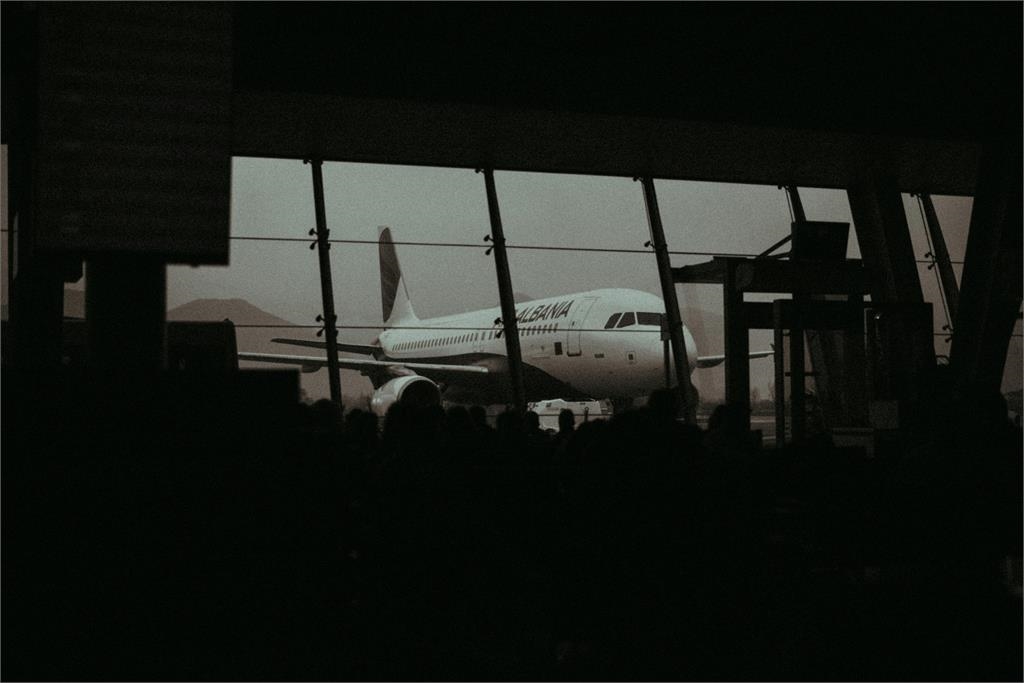 搭長途飛機難睡又煎熬？內行推「3好物」：睡到口水流出來