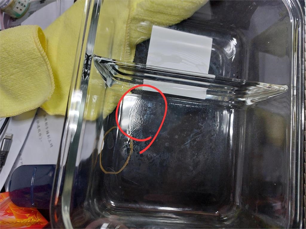 常放電鍋煮飯…保鮮盒底部突冒「不明波紋」嚇壞他！內行揭原因：不要撞到