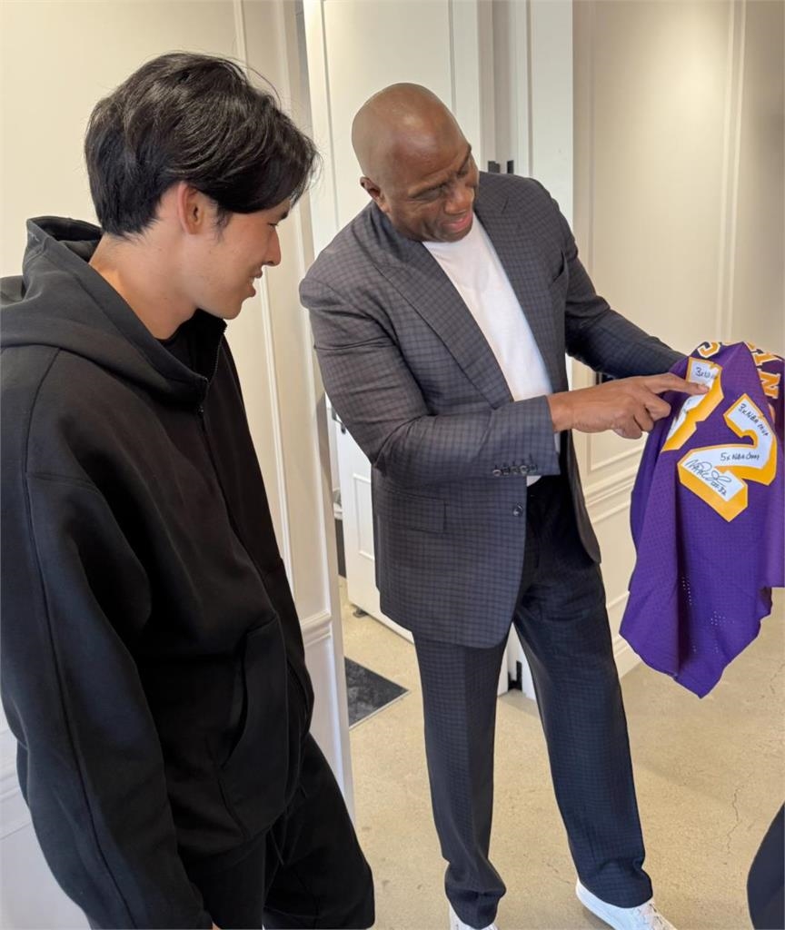 MLB/歡迎來到洛杉磯!道奇隊老闆魔術強森送佐佐木朗希球衣