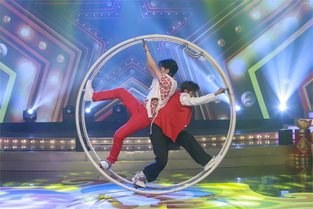 《民視第一發發發》阿翔挑戰德國巨輪人體360度旋轉!直立式倒栽蔥摔地面空白46秒