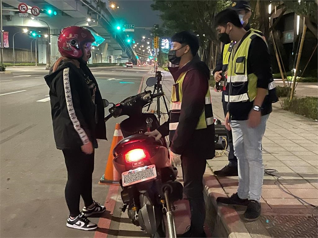 快新聞／機車族注意！改裝排氣管新制上路　新北稽查噪音車取締294件