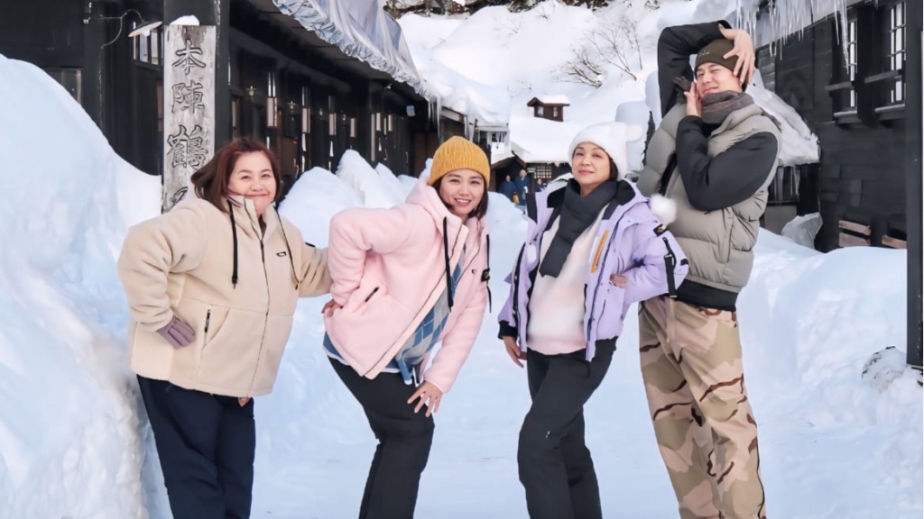 楊貴媚雪地泡湯「池邊都男人」 她羞認：旁邊開小房間