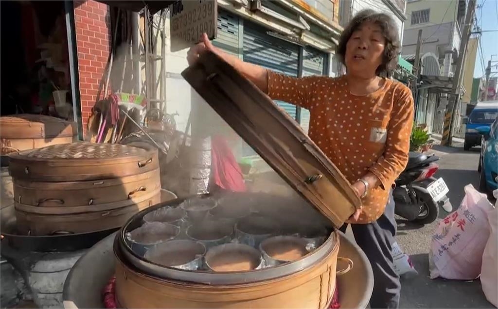屏東「年糕街」老店堅持柴燒製作 高雄知名花生糖湧人潮