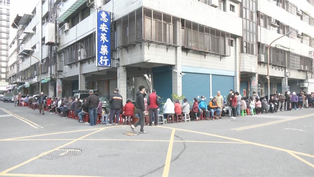 屏東「年糕街」老店堅持柴燒製作 高雄知名花生糖湧人潮