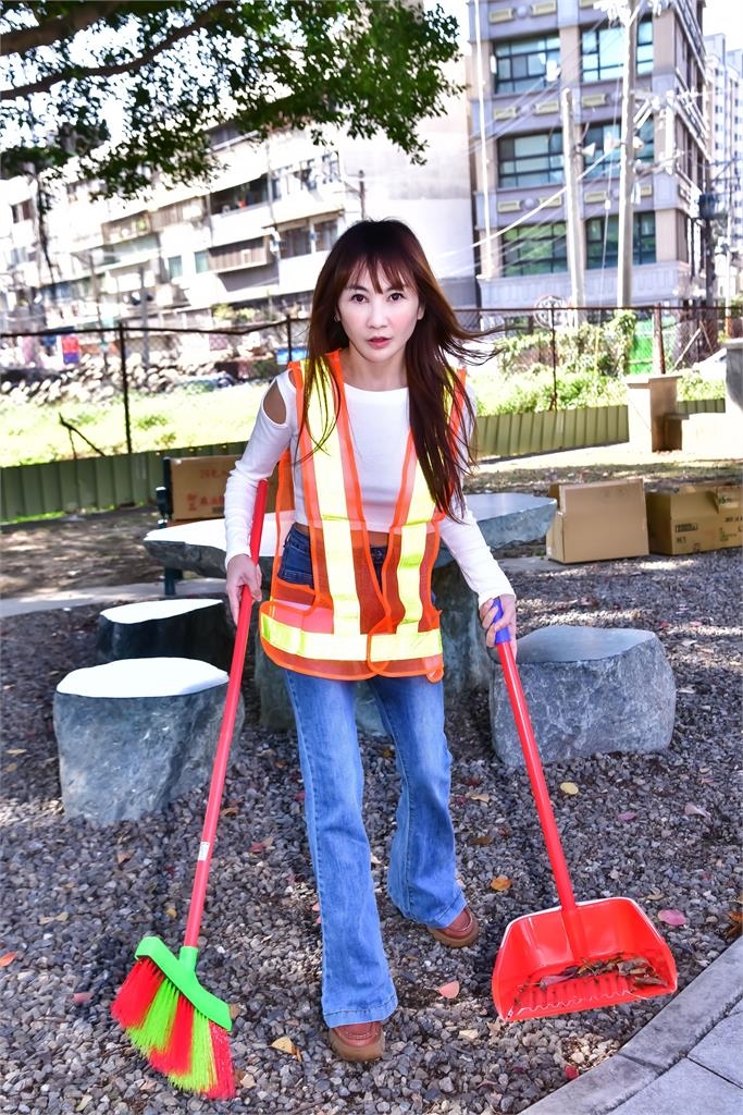 財富女王王宥忻酒駕被上銬驚魂18小時!首露面吐懺悔駕照、保時捷牌照皆被吊