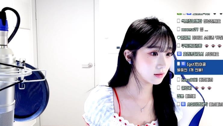 啦啦隊AI李珠珢直播大穿幫!「無修真面目」判若兩人…韓網嚇爛:見鬼了