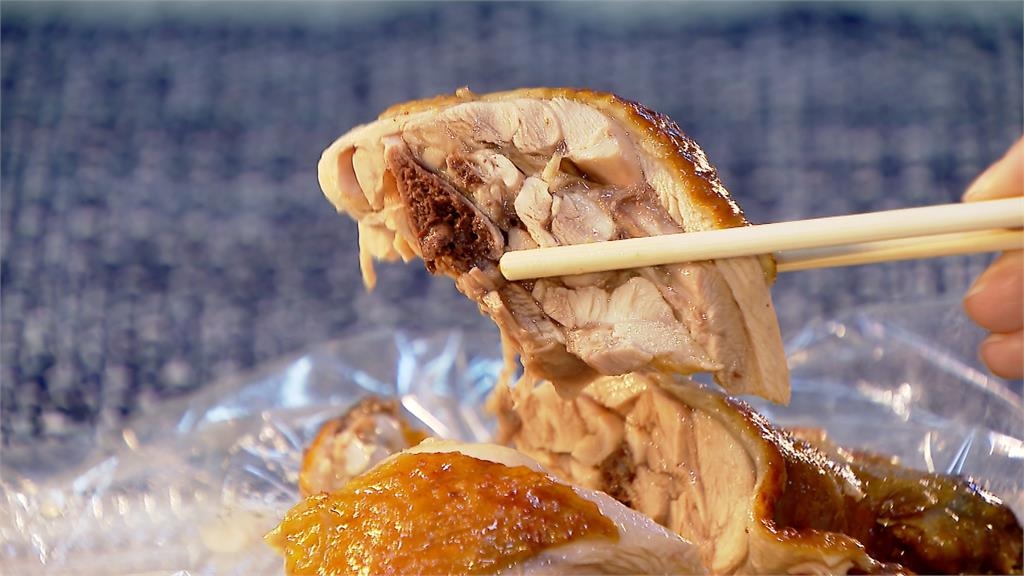 老滷小火慢煮鹽水雞 經茶葉煙燻外皮鹹香肉質彈性