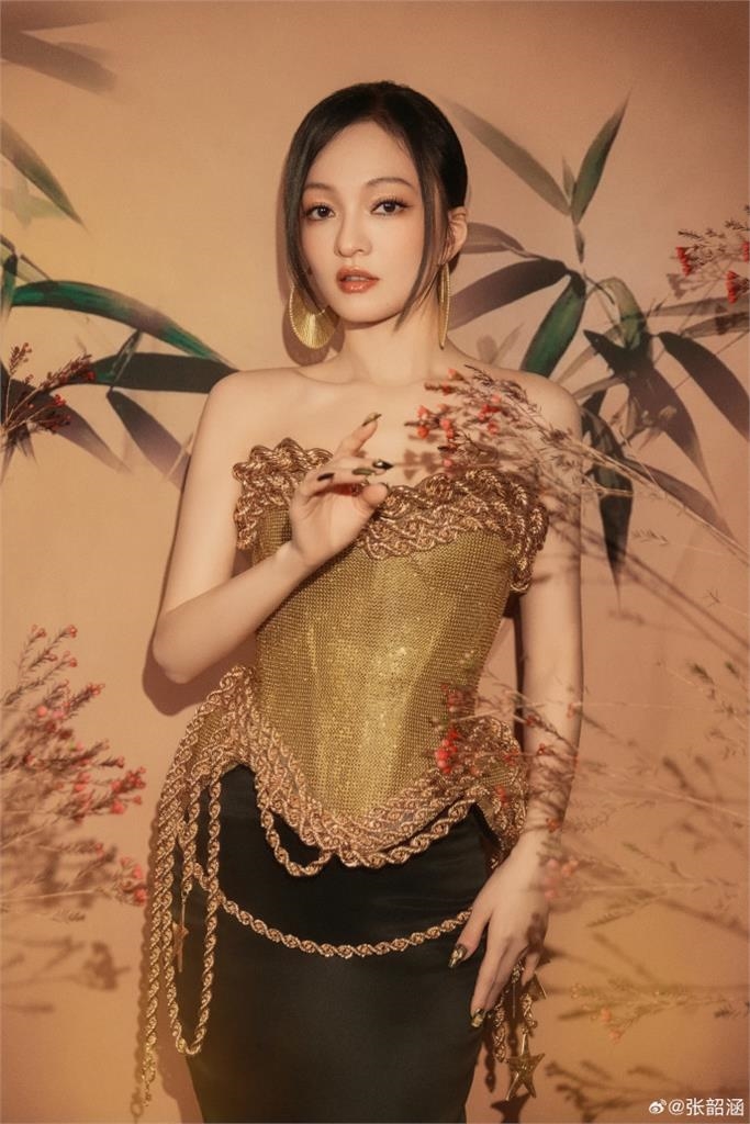 張韶涵中國開唱「換氣過猛」!0肩帶戰袍包不住震撼畫面流出