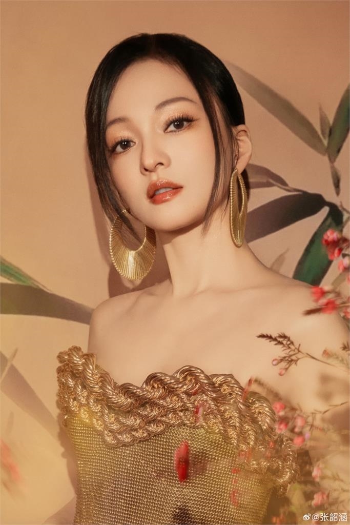 張韶涵中國開唱「換氣過猛」!0肩帶戰袍包不住震撼畫面流出