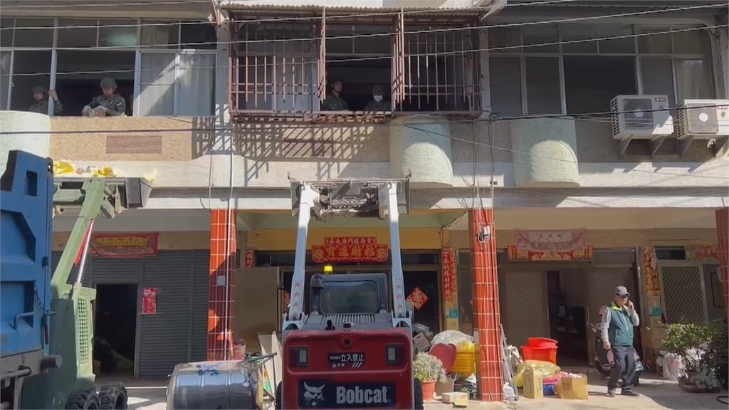 曾困維冠61小時「思樂冰妹妹」長大了！　現身楠西災區賑災