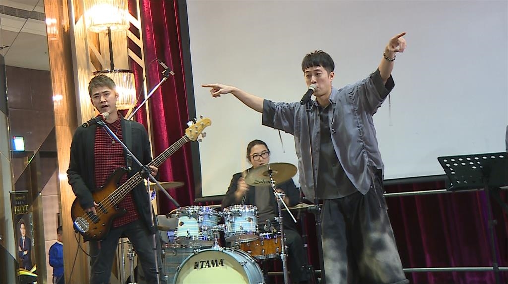 霸氣樂團唱尾牙! 王瞳表新年期許將創作更多歌曲