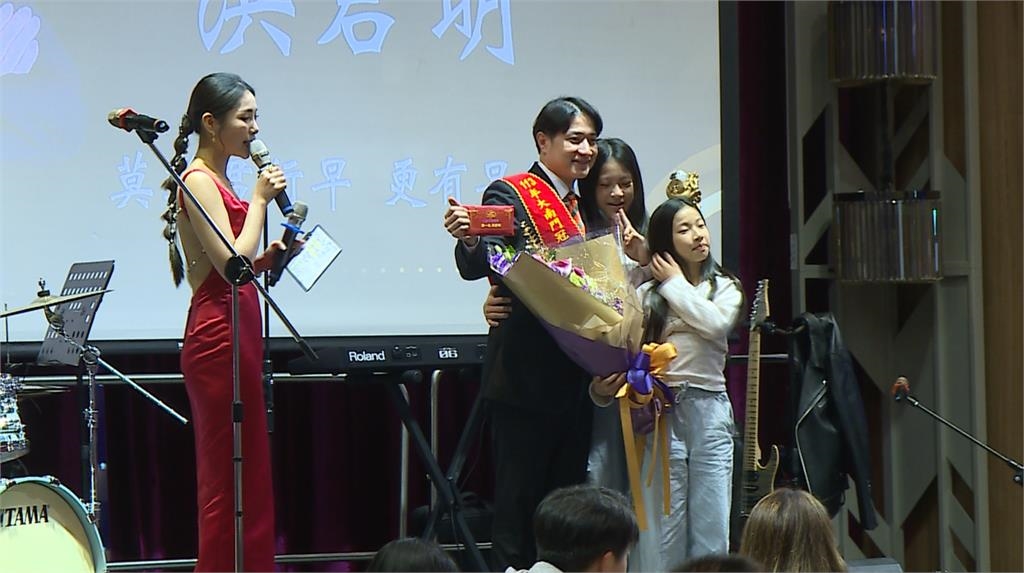 霸氣樂團唱尾牙! 王瞳表新年期許將創作更多歌曲