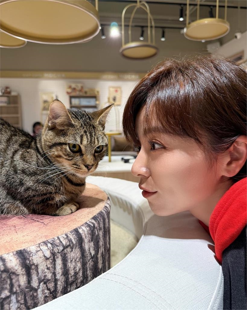 王瞳又爆新戀情?超甜「比心約會照」流出…網一看暴動:要吃醋了啦