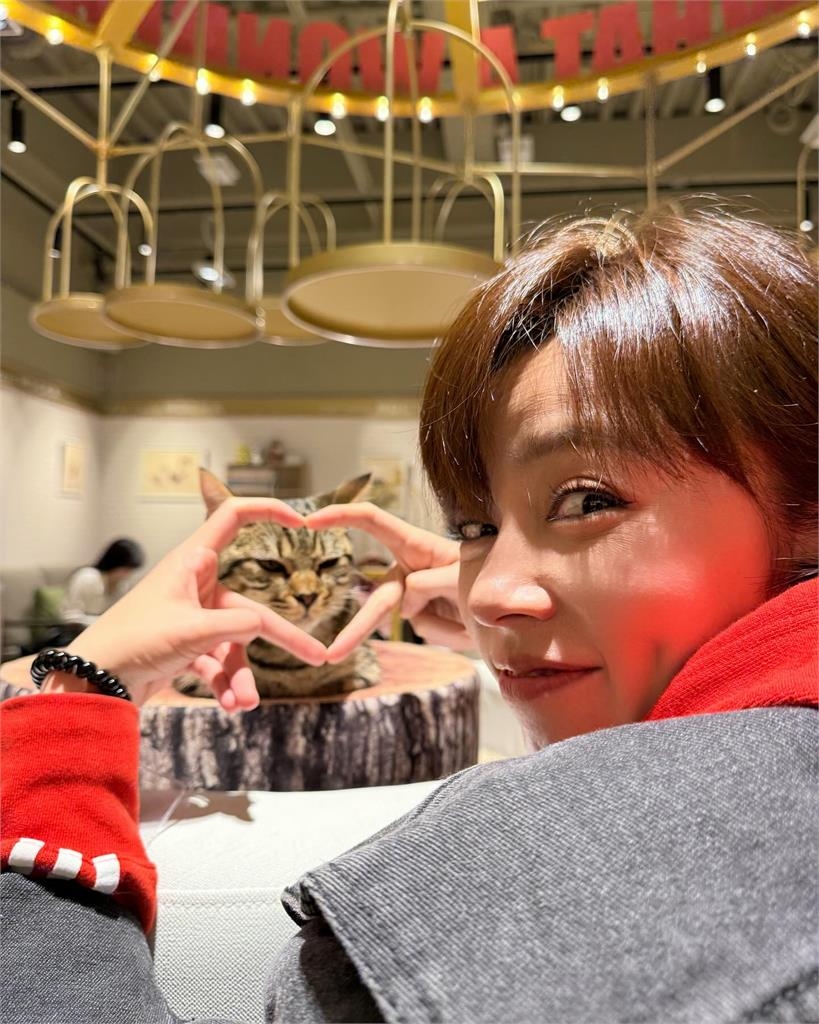 王瞳又爆新戀情?超甜「比心約會照」流出…網一看暴動:要吃醋了啦