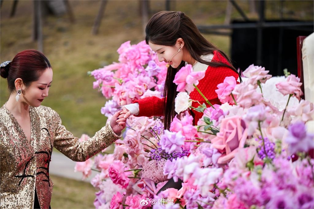 趙露思「柱枴杖」復出好心疼！仍不忘寵粉...花27萬請吃大餐