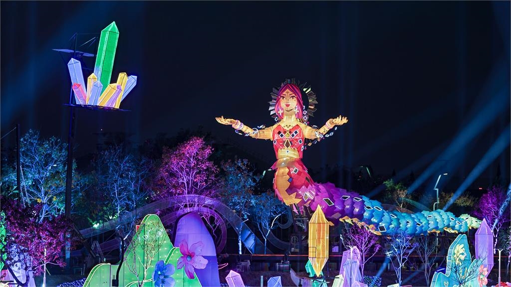 台中燈會主燈「人首蛇身女媧」醜到哭?網見實體「嚇嚇叫」:夢回2005年