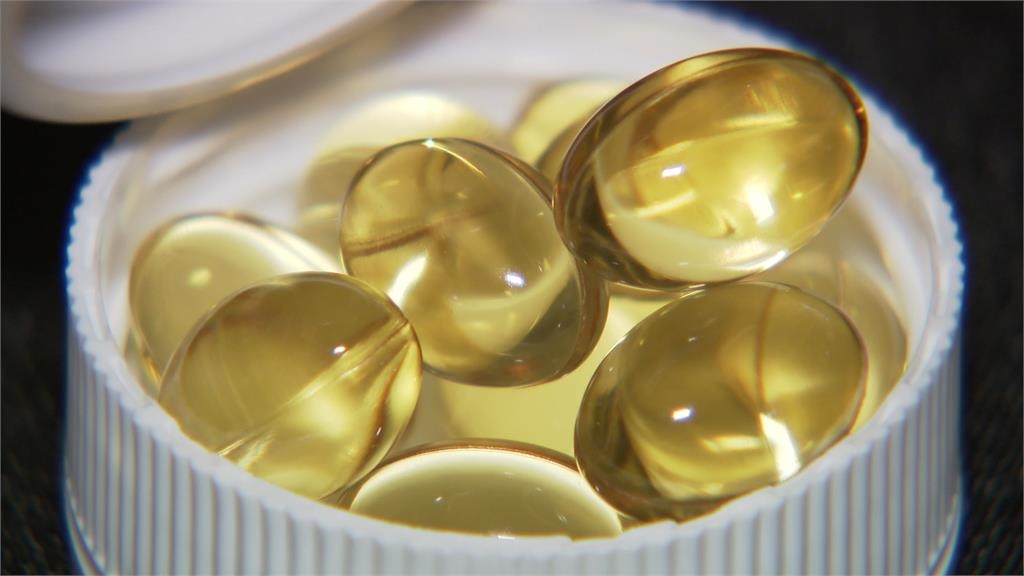 新年宅在家追劇滑手機 當心傷眼傷皮膚老化加速