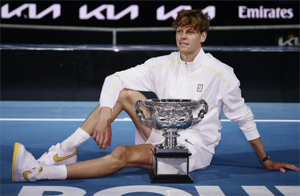 澳網(影)/義大利球王辛納二連霸 賽後對茲維列夫「這舉動」超級暖心