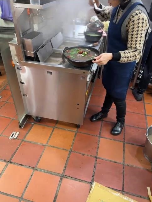 超噁！新竹知名餐廳「闆娘做1舉動」後上菜　影片網驚呆：動作行雲流水