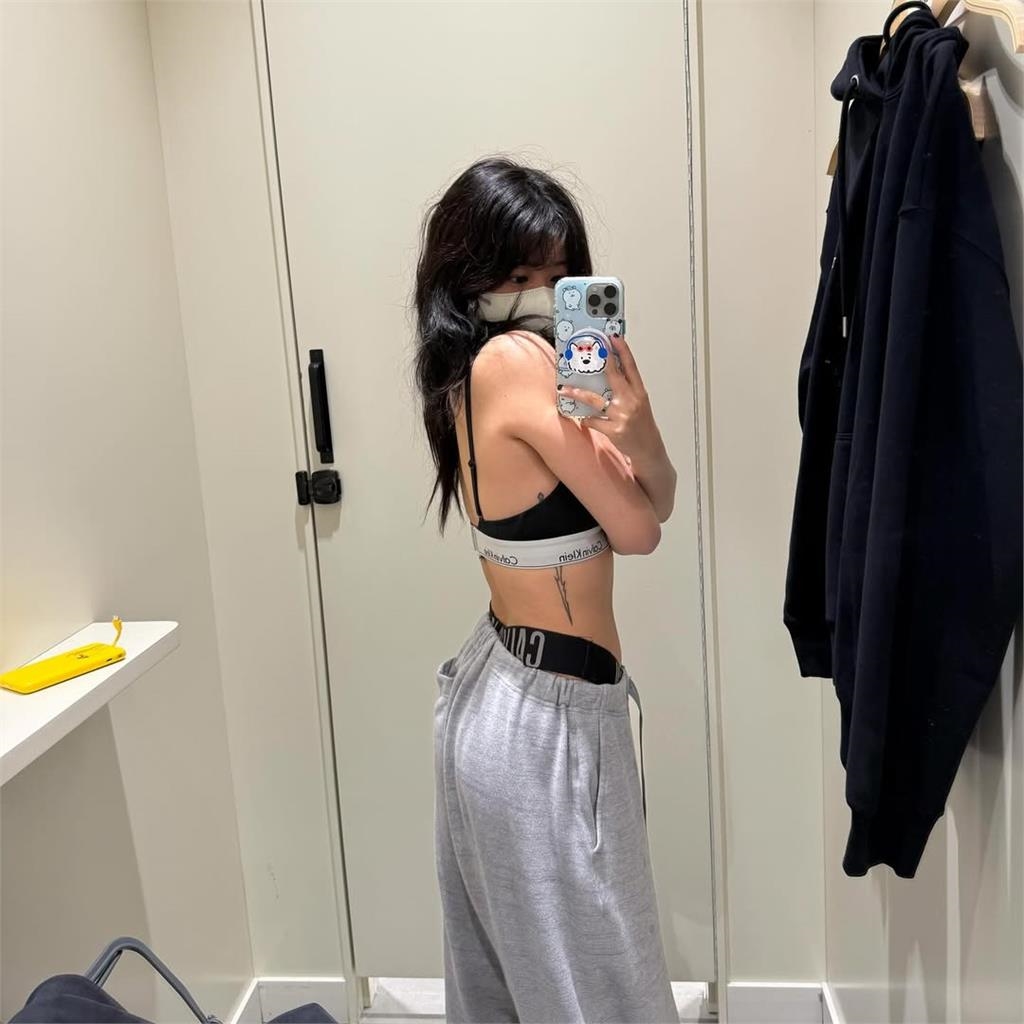 梧桐妹「下衣大失蹤」左右狂晃!同框親媽賈靜雯「驚人對比」全被錄