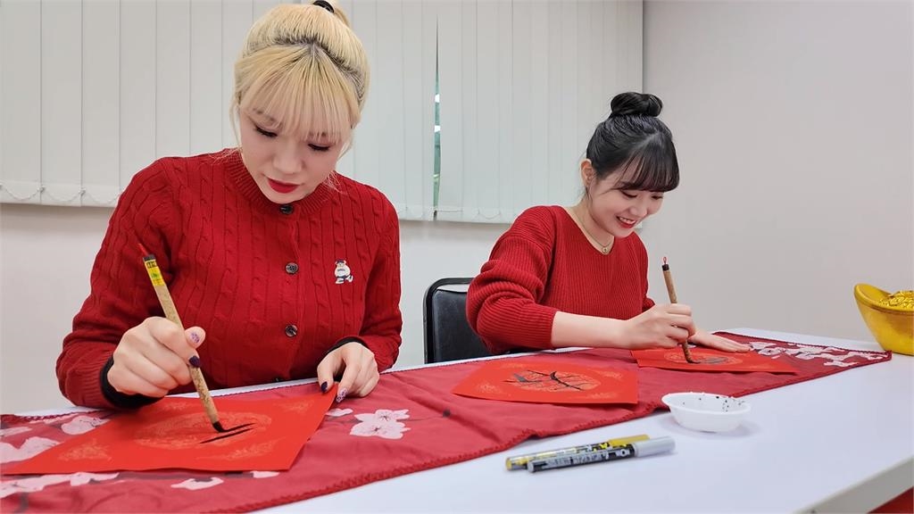 邊荷律、李丹妃拜年初體驗　「特別版三振舞」香爆