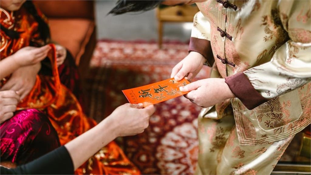 正妹年終爽領18萬！給爸媽「$3600紅包」全場2派戰翻：到底在情勒啥