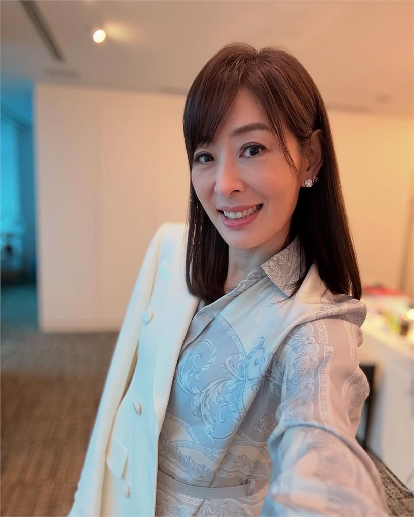 賈永婕雙手上舉出事了！粉色「巨型獅子頭」整尊卡死…全網笑翻：賈董好拚