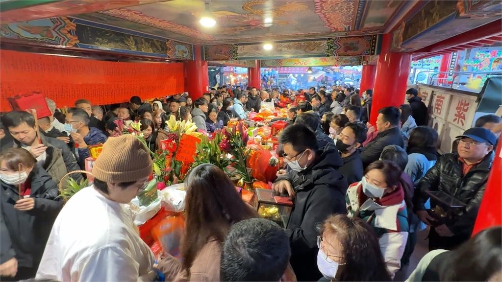 想發財還要摳！他向紫南宮借600元發財金　還錢拿千鈔「想找錢」全場看傻眼