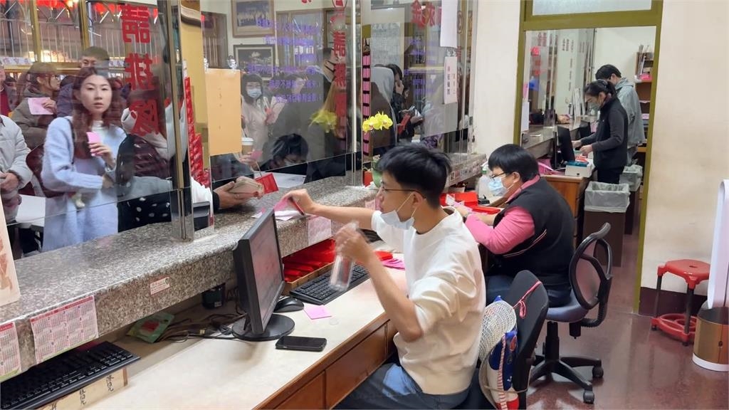 想發財還要摳！他向紫南宮借600元發財金　還錢拿千鈔「想找錢」全場看傻眼