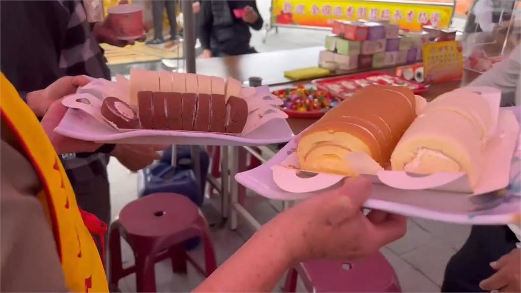 宜蘭慈皇宮無限量供應「奶凍捲」　信眾春節「呷甜甜、過好年」