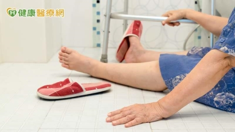 「骨質疏鬆」勿輕忽!醫:易釀骨折治療費高昂 籲及早預防免去沉重負擔