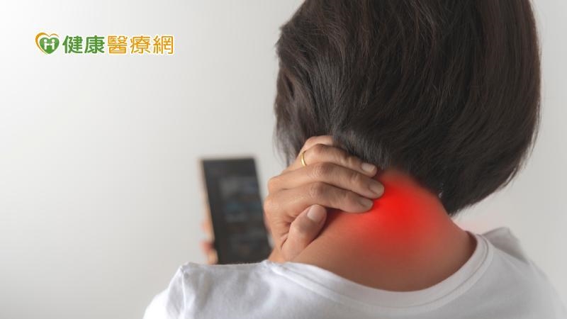 低頭族小心頸椎退化病變!快看自己有無4階段症狀 醫師授5招預防 低頭族小心頸椎退化病變!快看自己有無4階段症狀 醫師授5招預防