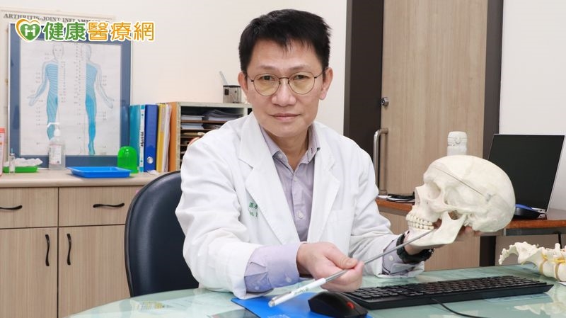 八旬嬤滿口無牙卻牙痛到流淚　原來是三叉神經痛作怪